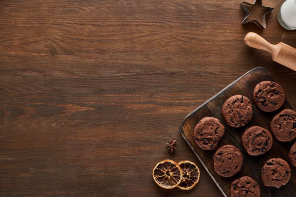 top view of chocolate cookies on wooden table - Foto, Bild