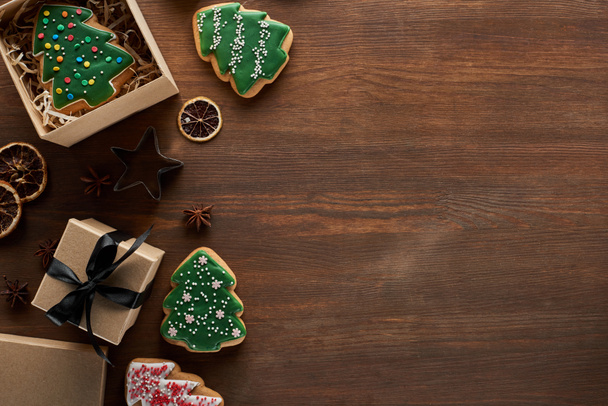Зверху - різдвяне печиво в подарунковій коробці на дерев "яному столі з висушеним цитрусом і анісом. - Фото, зображення