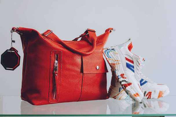 Модный тренд пара стильных кроссовок и большая красная сумка на ш
 - Фото, изображение
