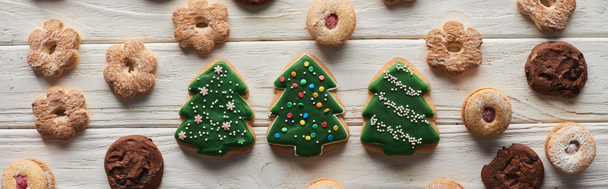 top view of Christmas tree cookies on wooden white table, panoramic shot - Foto, afbeelding