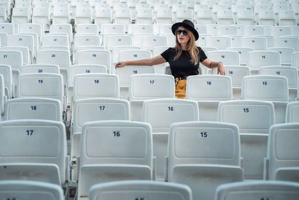 Hipster girl in an empty theater - Fotoğraf, Görsel