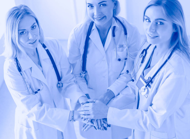 Ärzte und Krankenschwestern in einem medizinischen Team beim Händestapeln. - Foto, Bild
