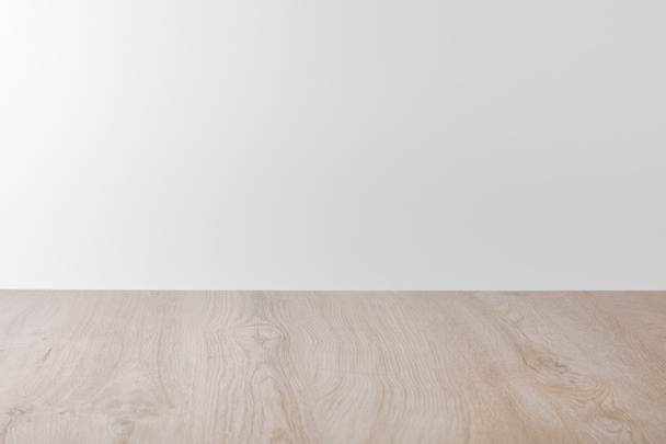 houten oppervlak geïsoleerd op grijs met kopieerruimte - Foto, afbeelding