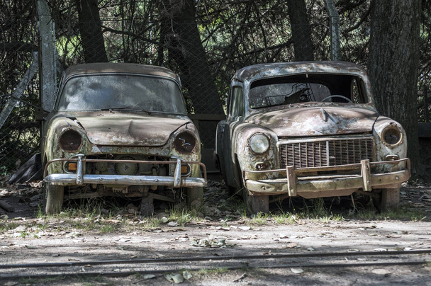 二つの古い、錆びた放棄された車のストック画像. - 写真・画像