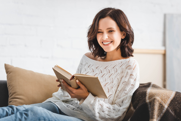 gai fille lecture livre sur canapé à la maison
 - Photo, image