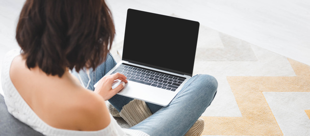 vista posterior de la chica usando el ordenador portátil con pantalla en blanco
 - Foto, Imagen