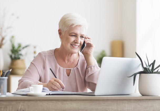Usmívající se starší dáma mluví s obchodními partnery - Fotografie, Obrázek