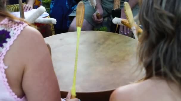 Heilige drums bij spirituele zanggroep. - Video