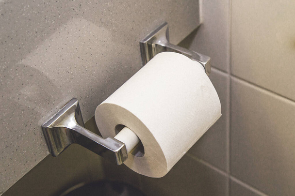 Roll μπανιέρα, μπάνιο από χαρτί wc, τα φύλλα χρήσης τουαλέτας για να καθαρίσετε ή - Φωτογραφία, εικόνα