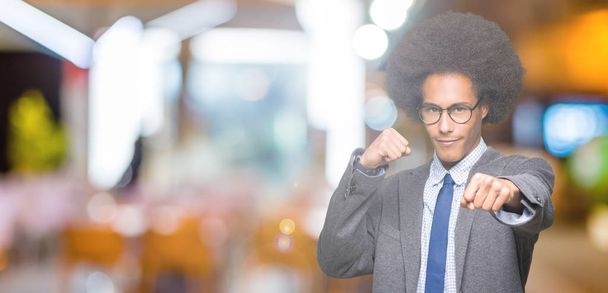 Mladí africké americké obchodní muž s afro vlasy nosí brýle boxovací pěst bojovat, agresivní a rozzlobený útoku, hrozby a násilí - Fotografie, Obrázek