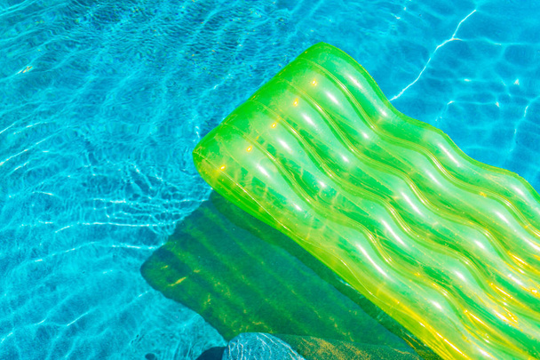 Színes úszó gyűrű vagy gumi úszó körül medence víz - Fotó, kép
