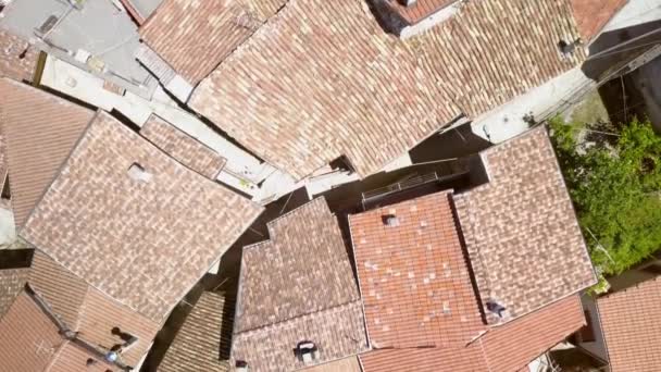 La vista superior de los tejados rojos de las pequeñas casas en Petrello Salto Italia
 - Imágenes, Vídeo
