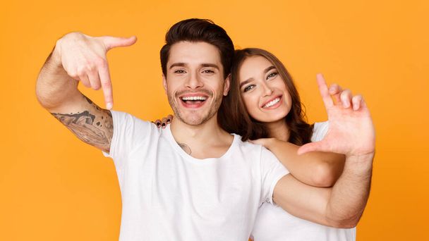 Boldog férfi és nő show keret jel kézzel - Fotó, kép