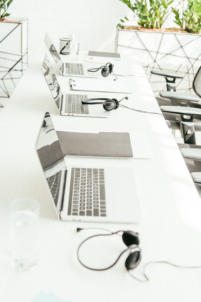 szelektív fókusz laptopok közelében headset az asztalon az irodában  - Fotó, kép