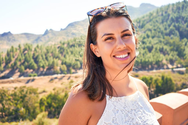 Νεαρή όμορφη γυναίκα απολαμβάνοντας τις καλοκαιρινές διακοπές στο ορεινό τοπίο, ταξιδιώτισσα κορίτσι χαμογελώντας ευτυχισμένη - Φωτογραφία, εικόνα