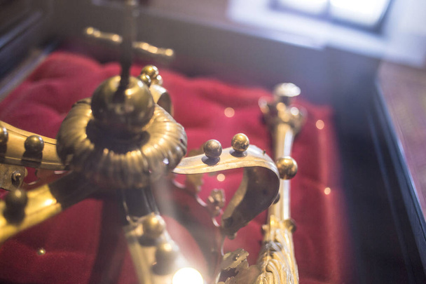 laag key beeld van mooie koningin / koning Luxe kroon gouden sieraden - Foto, afbeelding