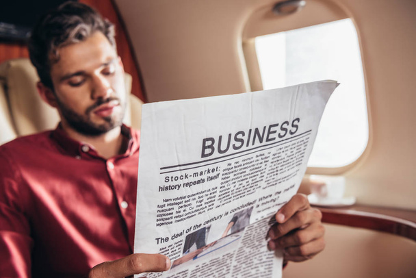 bel homme en chemise lecture journal d'affaires en avion privé
  - Photo, image