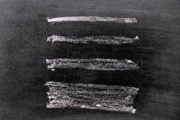 Dibujo de mano de tiza blanca en forma de línea sobre fondo de tablero negro
 - Foto, Imagen