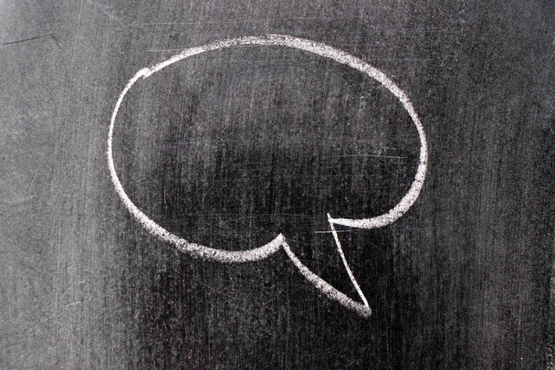 Beyaz tebeşir el boş alanı olan yuvarlak konuşma balonu konuşma şeklinde tahta arka plan çizimi - Fotoğraf, Görsel