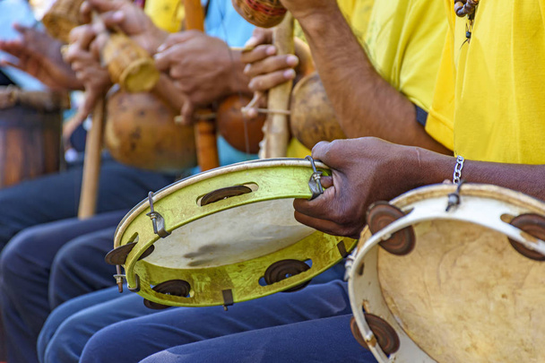 Brazylijski instrument muzyczny zwany berimbau, Tambourine i inne zwykle używane podczas capoeira sprowadzone z Afryki i zmodyfikowane przez niewolników - Zdjęcie, obraz