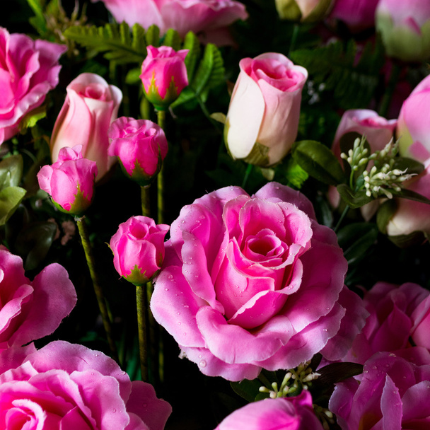 Rosa rosa artificial
 - Foto, imagen