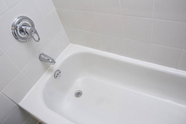Baño limpio baño moderno, bañera, baño blanco higiene c
 - Foto, imagen
