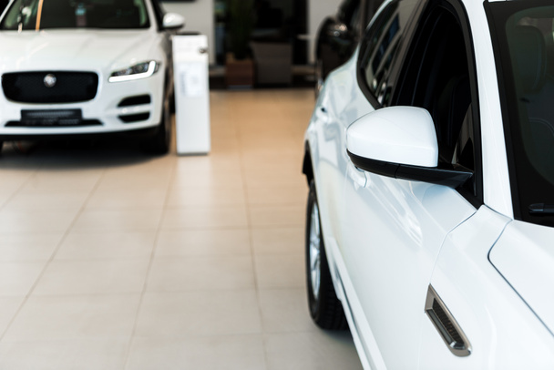 selective focus of white and shiny cars in car showroom  - Foto, immagini