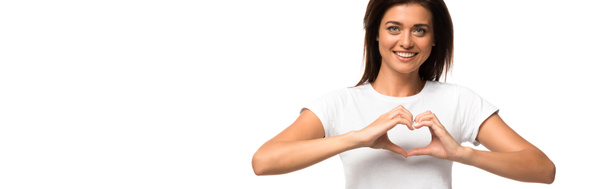 весела жінка в білій футболці, що показує знак серця, ізольована на білому
 - Фото, зображення