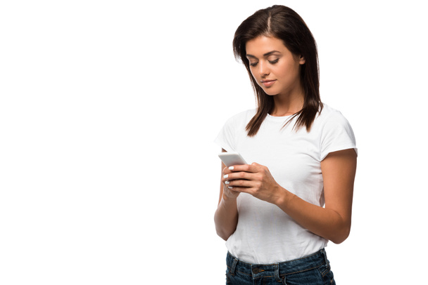krásná mladá žena pomocí chytrého telefonu, izolované na bílém - Fotografie, Obrázek