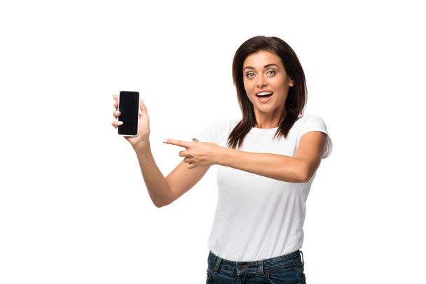 donna eccitata che punta a smartphone con schermo bianco, isolato su bianco
 - Foto, immagini