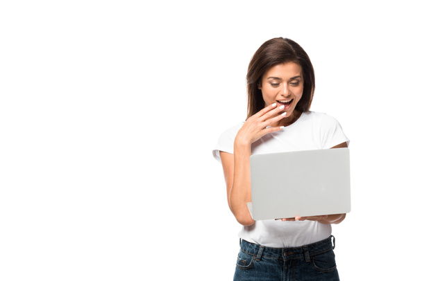gyönyörű sokkolt nő használ laptop, elszigetelt fehér - Fotó, kép