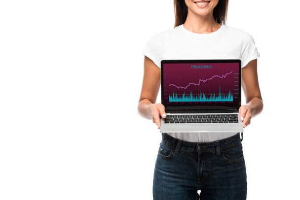 belle femme souriante montrant ordinateur portable avec application de trading, isolé sur blanc
 - Photo, image