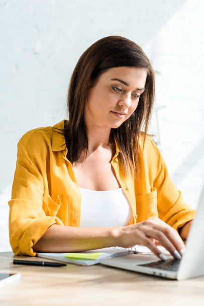 belo freelancer digitando no laptop no escritório em casa
 - Foto, Imagem