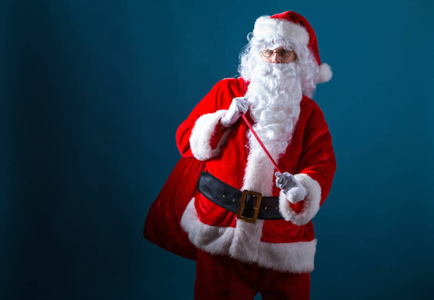 Père Noël tenant un sac rouge
 - Photo, image