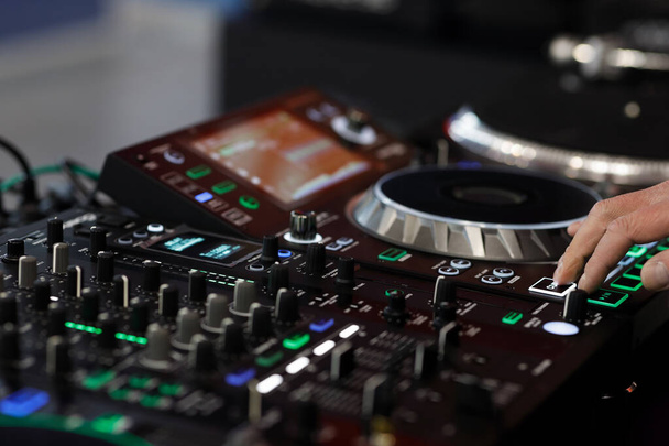 DJ utilisant un contrôleur de mixeur sonore pour jouer de la musique
 - Photo, image