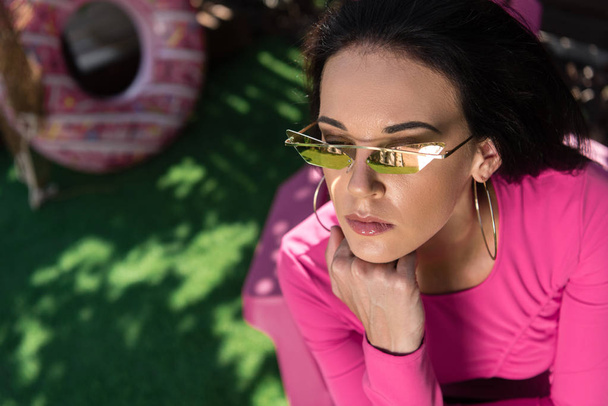 Selektiver Fokus der attraktiven Frau mit Sonnenbrille, die nach draußen schaut  - Foto, Bild