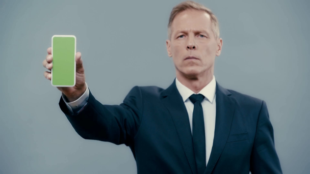 homme d'affaires montrant smartphone avec écran vert
  - Séquence, vidéo
