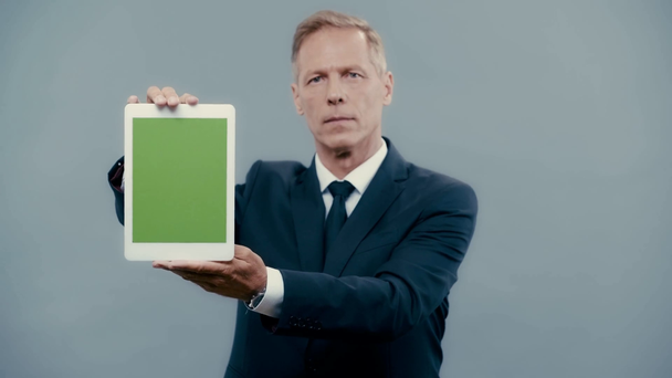 Geschäftsmann zeigt digitales Tablet mit grünem Bildschirm - Filmmaterial, Video