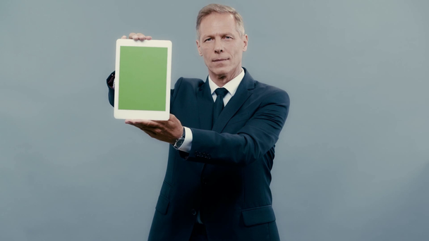 επιχειρηματίας δείχνει ψηφιακή ταμπλέτα με πράσινη οθόνη - Πλάνα, βίντεο