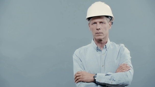 серьезный архитектор в шлеме со скрещенными руками
 - Кадры, видео