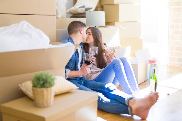 Beautiful young couple moving to a new house  - Foto, Bild