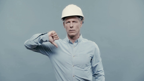 architect in hard hat showing thumb down - Filmati, video