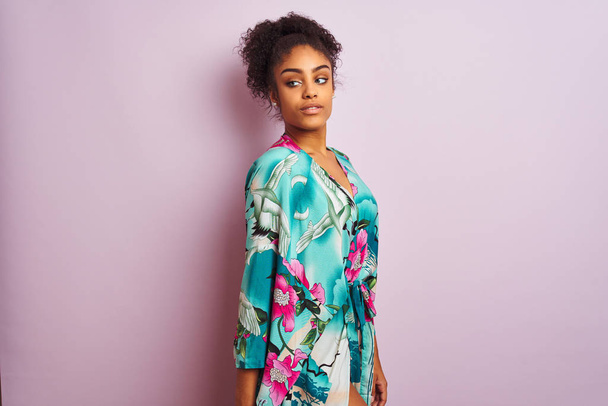 Fiatal gyönyörű afro-amerikai nő visel elegáns színes kaftán - Fotó, kép