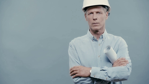 arquiteto em capacete com braços cruzados e planta
 - Filmagem, Vídeo