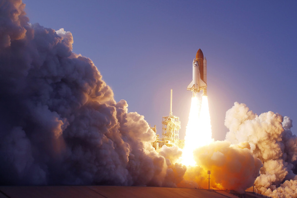 Space Shuttle-Start. mit Feuer und Rauch. vor blauem Himmel. Elemente dieses Bildes wurden von der nasa. - Foto, Bild
