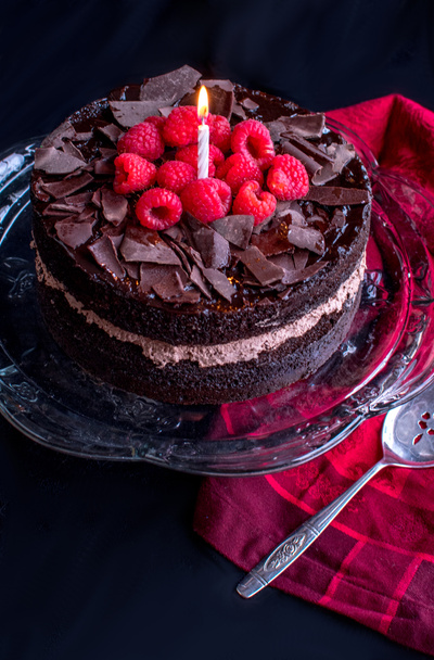 pastel de chocolate con vela para celebrar
 - Foto, Imagen