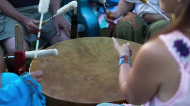 Heilige drums bij spirituele zanggroep. - Video