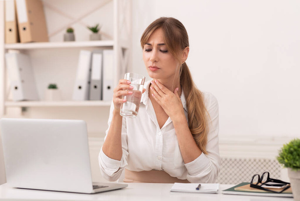Lady Having Sore Throat Holding Water Glass Working In Office - Foto, afbeelding