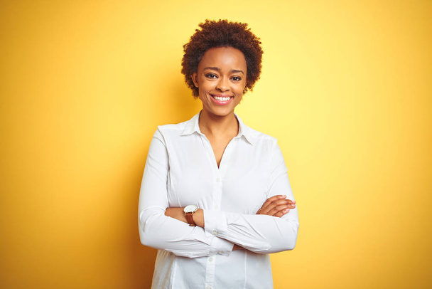 Afrikai-amerikai üzletasszony elszigetelt sárga háttér boldog arc mosolyogva keresztbe tett karokkal nézi a kamerát. Pozitív személy. - Fotó, kép