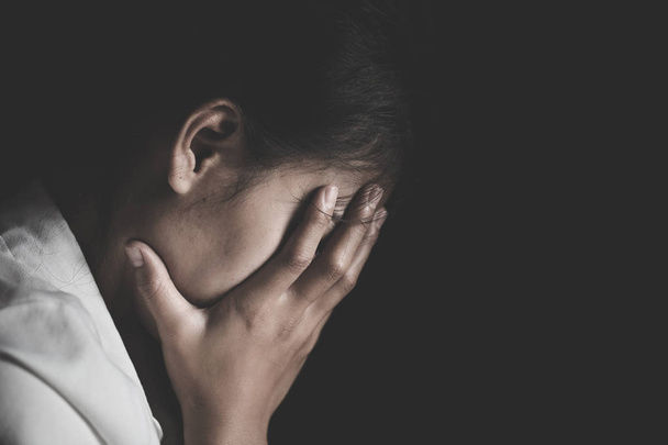  Egy nő sír a kezével az arcán elszigetelve egy fekete b-n. - Fotó, kép